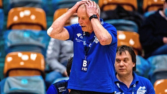 Trainer Uwe Jungandreas schlägt die Hände über dem Kopf zusammen.