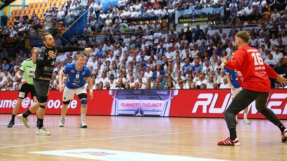 Im Handballspiel Dessau-Rosslauer HV 06 gegen HC Elbflorenz Dresden wirft Lukas Wucherpfennig (Dresden, 5) aufs Tor.