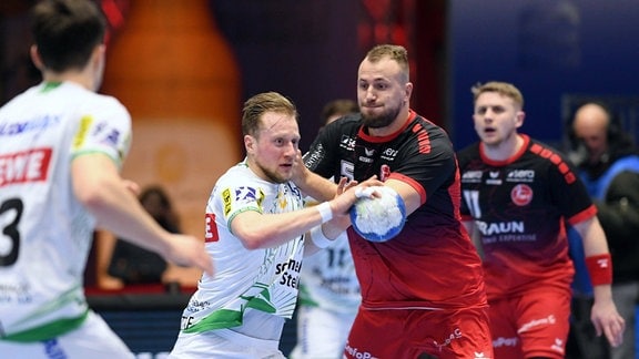 Luca Witzke (SC DHfK Leipzig) am Ball