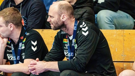 Olafur Indridi Stefansson, Trainer EHV Aue, schaut kritisch.