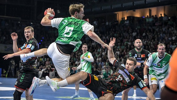  Mathias Gidsel (Füchse Berlin 19) gegen Lukas Mertens (SC Magdeburg 22)