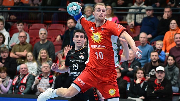 Szene aus dem Handballspiel TuS N Luebbecke gegen ASV Hamm Westfalen: Jakub Sterba (19, Hamm) kann Fynn Hangstein (10, Luebbecke) nicht am Wurf hindern.