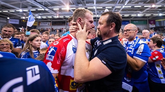 Fynn Hangstein (10, ThSV Eisenach) und Trainer Misha Kaufmann (ThSV Eisenach)