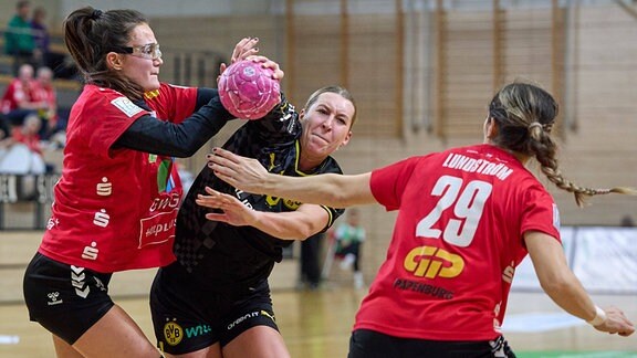 Zwei Handballerinnen im Kampf um den Ball