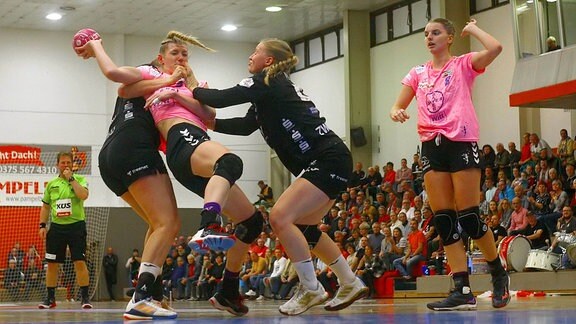 Sara Odden Zwickau und Alisa Pester Zwickau attackieren Naina Klein Leverkusen Handball Frauen 1.Bundesliga