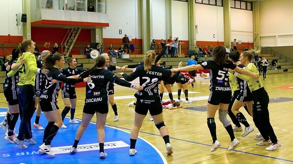 Die Handball-Frauen des BSV Sachsen Zwickau, feiern nach ihrem Sieg über den HL Buchholz 08-Rosengarten  
