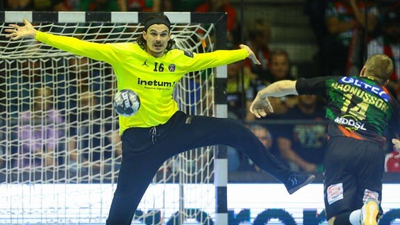 Jannick Green Paris, 16 beim Siebenmeter gegen Omar Ingi Magnusson Magdeburg, 14 Magdeburg