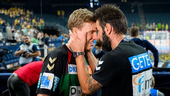 Gisli Thorgeir Kristjansson, SC Magdeburg, mit Trainer Bennet Wiegert