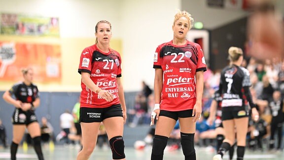Kerstin Kuendig ( 27, Thueringer Handball Club) und Lamprini Tsakalou ( 22, Thueringer Handball Club) im Gespräch.