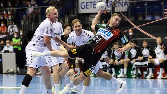 Lukas Mertens SC Magdeburg,22 gegen Patrick Wiencek THW Kiel