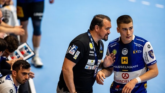 Misha Kaufmann mit Manuel Zehnder vom ThSV Eisenach nach  der Handball-Bundesliga-Partie ThSV Eisenach gegen MT Melsungen in der Werner-Assmann-Halle Thueringen.