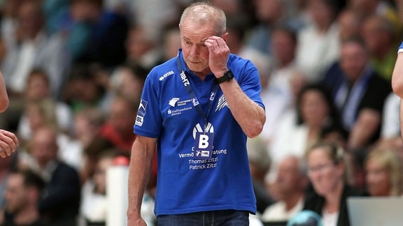 Trainer Uwe Jungandreas, DRHV Dessau, schaut nachdenklich, enttäuscht.