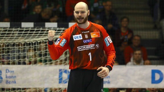Mike Jensen, Magdeburg 1, jubelt über gehaltenen Ball.