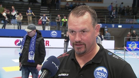 Trainer im Interview in Handball-Halle