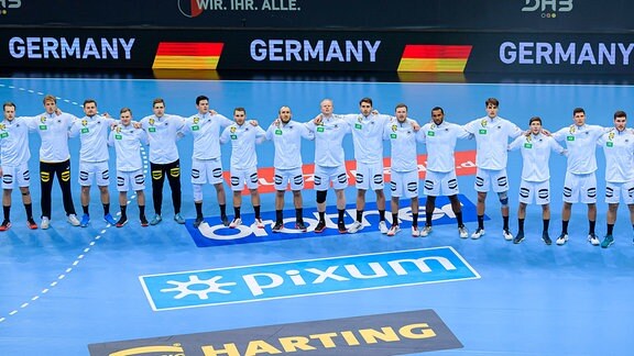 Deutschland - Portugal die Mannschaft von Deutschland bei der Nationalhymne