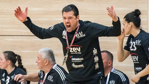 Trainer Norman Rentsch, Zwickau, unzufrieden auf dem Spielfeld.