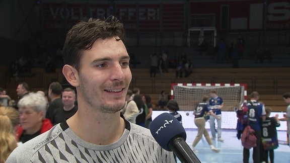 Spieler im Interview in Handball-Halle