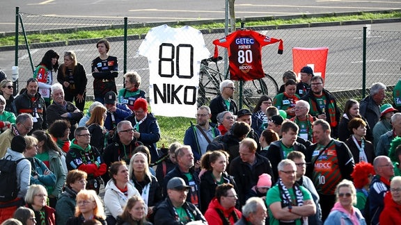 Empfang der Mannschaft an der GETEC Arena, Fans solidarisieren sich mit dem gesperrten Nikola Portner