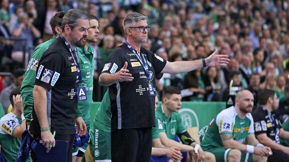 Runar Sigtryggsson hebt die Arme und Milos Putera zeigt seinen Unmut.