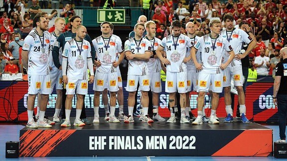 Spieler des SC Magdeburg enttäuscht nach dem EHF European League Finale gegen Benfica Lissabon