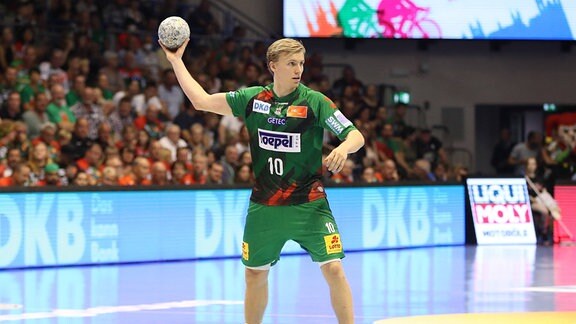 Gisli Thorgeir Kristjansson Magdeburg, 10, am Ball