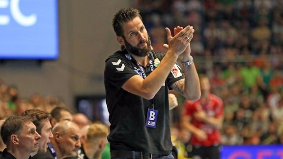 Bennet Wiegert, Trainer Magdeburg, gibt Anweisungen