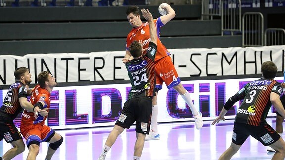 Handballspieler im Kampf um den Ball.