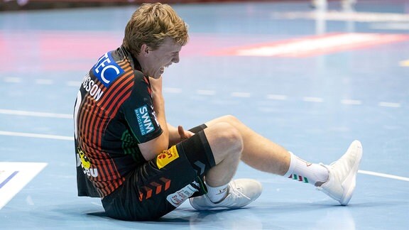 Gisli Thorgeir Kristjansson, SCM, hält sich die Schulter.