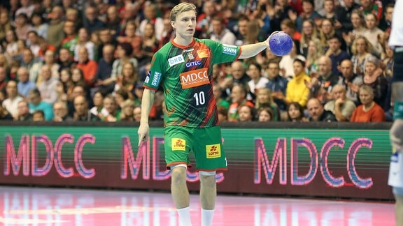 v.l. Gisli Thorgeir Kristjansson Magdeburg, 10 steht nach seiner Verletzung im Juni 2023 erstmalig wieder auf dem Spielfeld.