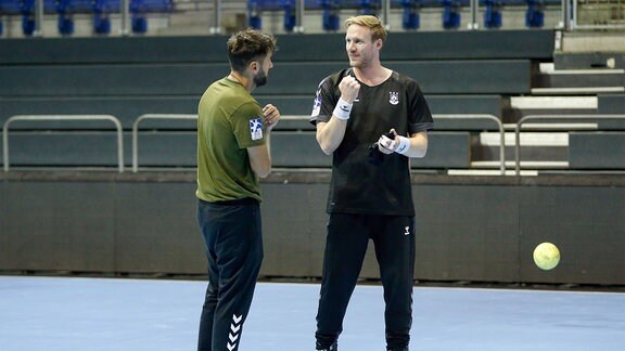 v.l. Trainer Bennet Wiegert im Gespräch mit Magnus Gullerud.