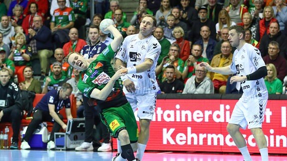 Omar Ingi Magnusson (SC Magdeburg, 14) schießt ein Tor.