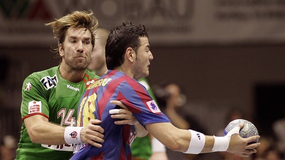 Iker Romero (Barcelona, re.) gegen Steffen Stiebler (Magdeburg) Handball