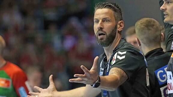 Trainer Bennet Wiegert, gestikulierend am Spielfeldrand