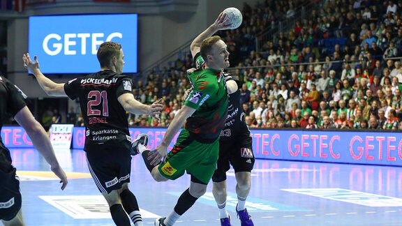 v.l. Omar Ingi Magnusson Magdeburg, 14 wirft Tor,