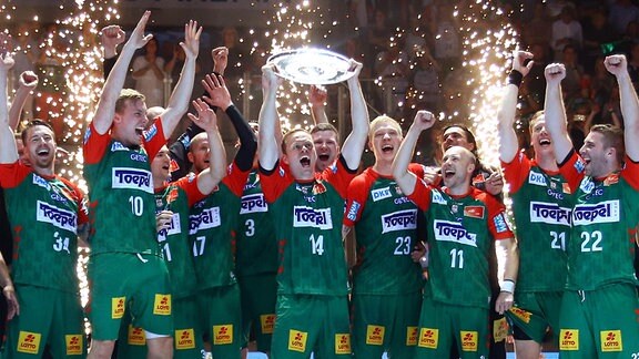 Magdeburger Handballer präsentieren die Meisterschale