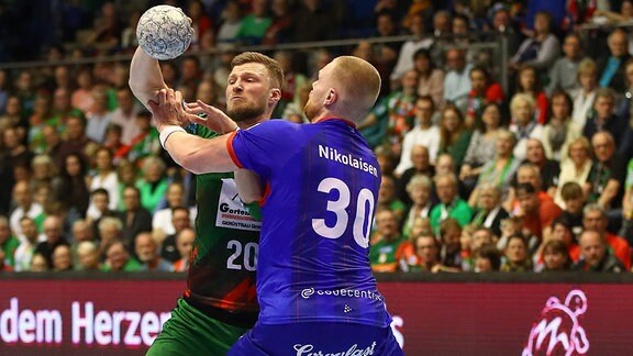 Philipp Weber und Tom Kare Nikolaisen im Zweikampf
