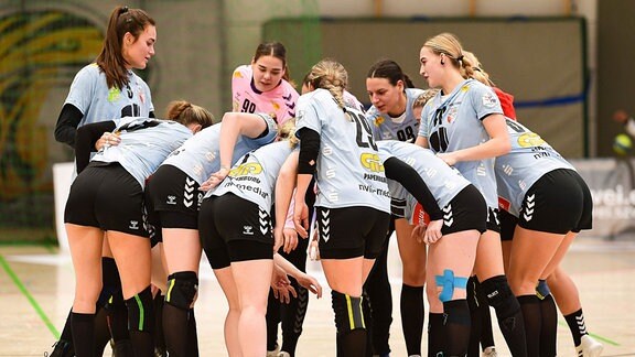 Die Spielerinnen von Halle-Neustadt bilden nach dem Spiel einen Kreis.