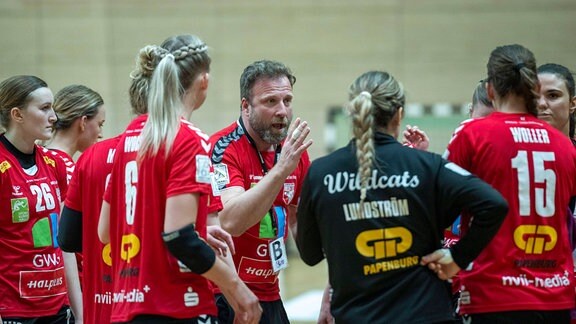 Trainer Jan Henning Himborn mit Spielerinnen
