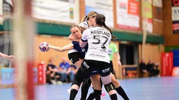 Anika Niederwieser (14, Thüringer HC) und Josefine Hanfland (57, Thüringer HC) halten Sinah Hagen (25, Buxtehuder Sportverein)