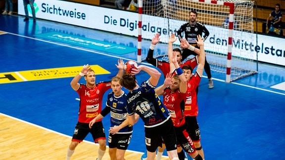 Ein Handballspiel des ThSV Eisenach gegen den VfL Luebeck.