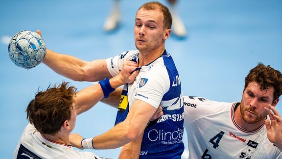 Zweikamp zwischen Johannes Golla (SG Flensburg-Handewitt) Fynn Hangstein (ThSV Eisenach,10)