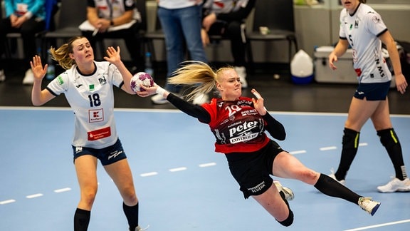 Marloes Hoitzing, Sport-Union Neckarsulm, und Johanna Reichert, Thueringer HC