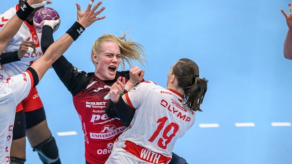 Zweikampfszene zwischen den Handballspielerinnen Johanna Reichert (mit Ball, Thueringer HC, 29), Anne With Johansen (RR, HB Ludwigsburg, 19), 