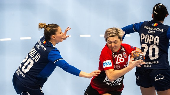 Lydia Jakubisova 28 (Thüringer HC) im Zweikampf mit Andreea - Cristina Popa 70 (H.C. Dunarea Braila) und Larissa Fais Munhoz Araujo 20
