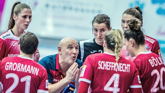 Ansprache von Trainer Herbert Müller an die Mannschaft.