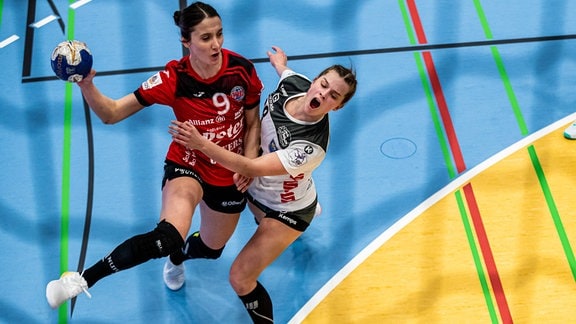 Teresa von Prittwitz (Buxtehuder SV) und Asli Iskit (Thueringer HC) spielen Handball.