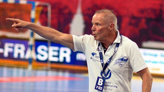 Coach Uwe Jungandreas gibt Anweisungen