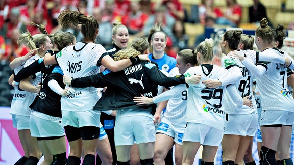 Deutsche Spielerinnen feiern ihren Sieg.