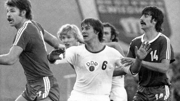 Wolfgang Lakenmacher (DDR, Mitte) gegen Joachim Deckarm (li.) und Heiner Brand (beide BRD), 1975