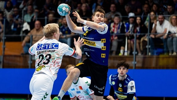 Magnus Saugstrup (SC Magdeburg) gegen Manuel Zehnder (ThSV Eisenach,8) 